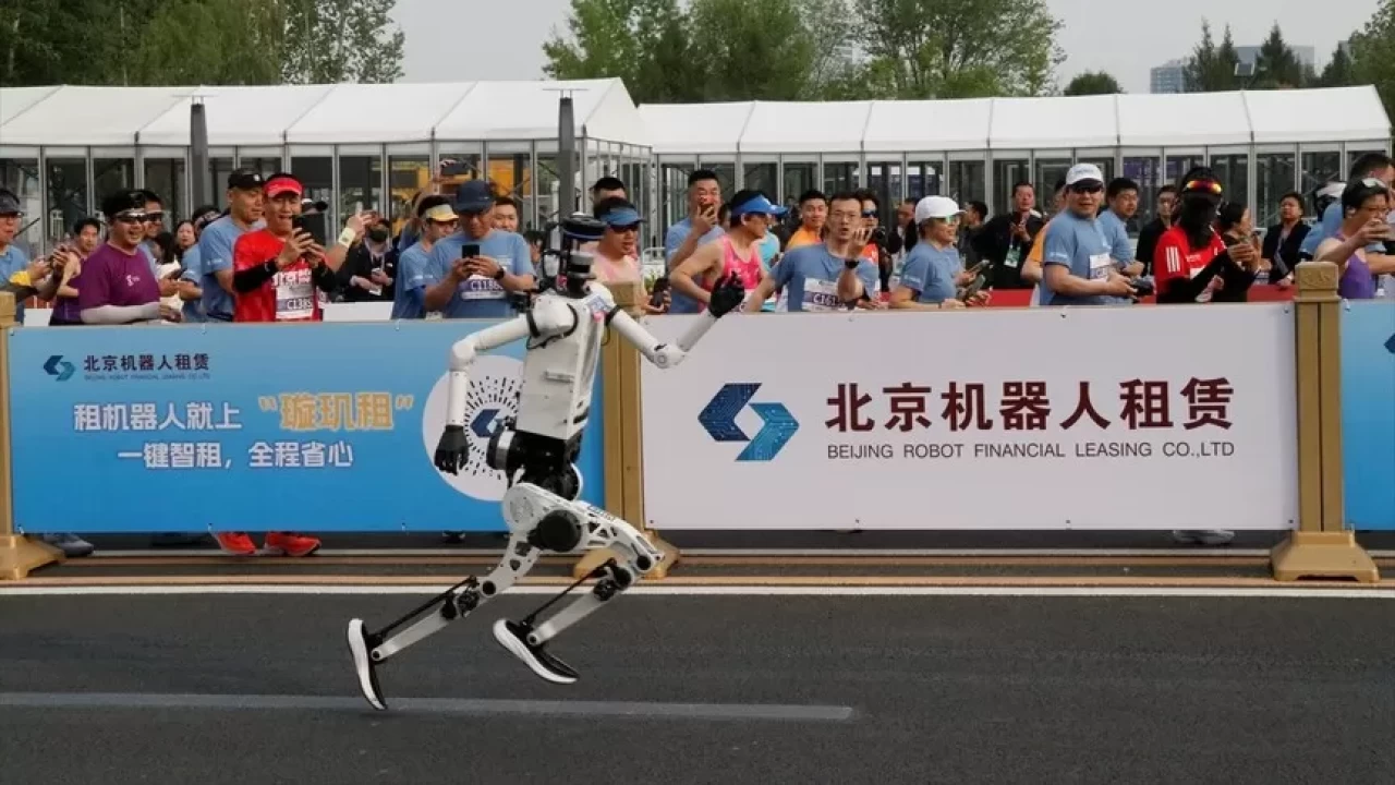 Çin’de robotlar tarih yazdı! Yarı maratonda rekor kırdılar