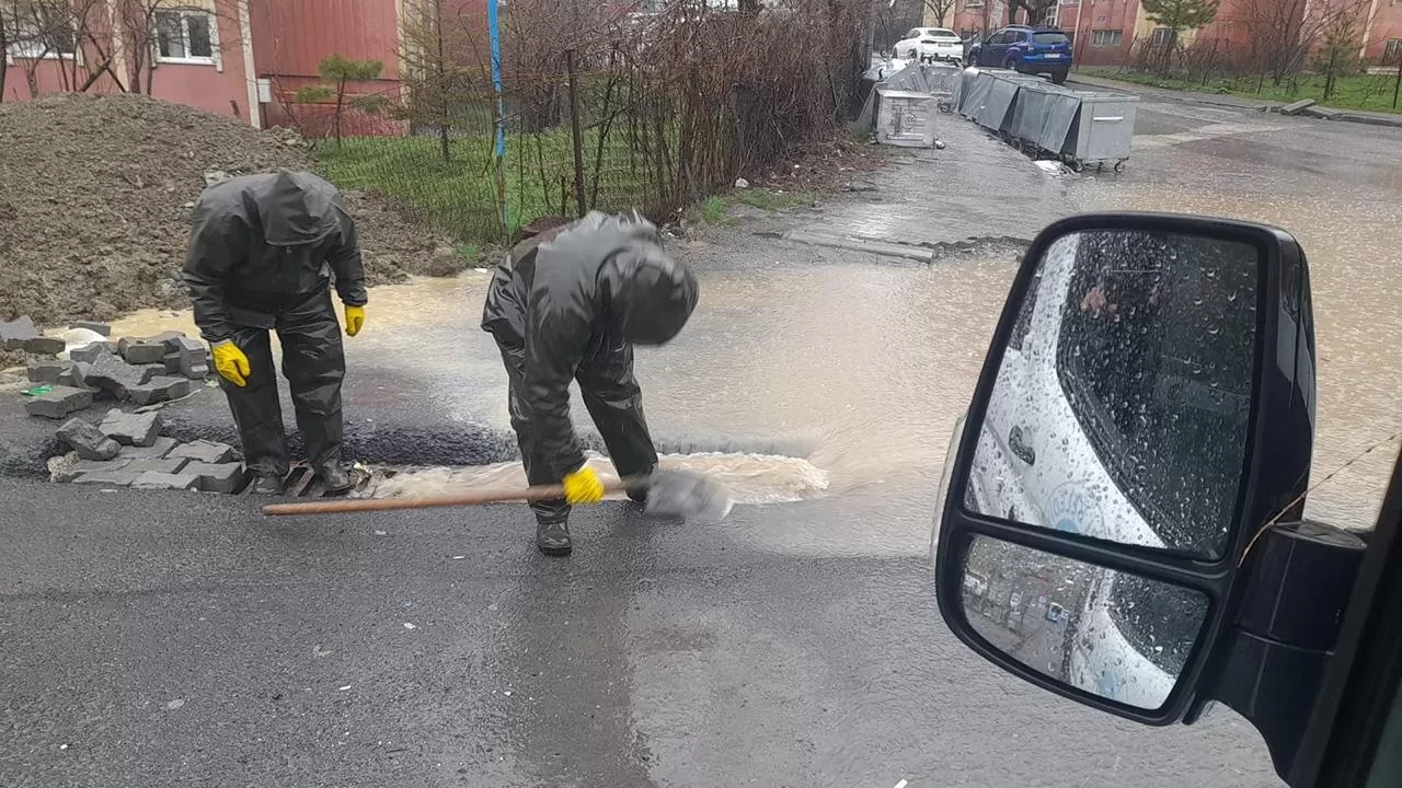 Hakkari'yi sağanak ve heyelan vurdu