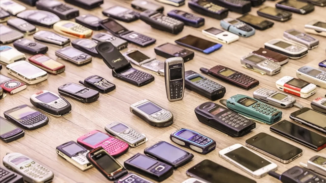 EVDEKİ ESKİ TELEFONLAR SERVET DEĞERİNDE! Uzmanlardan kritik uyarı: Sakın atmayın, evde tutmayın! 1 milyon telefondan 35 kilo altın çıkıyor