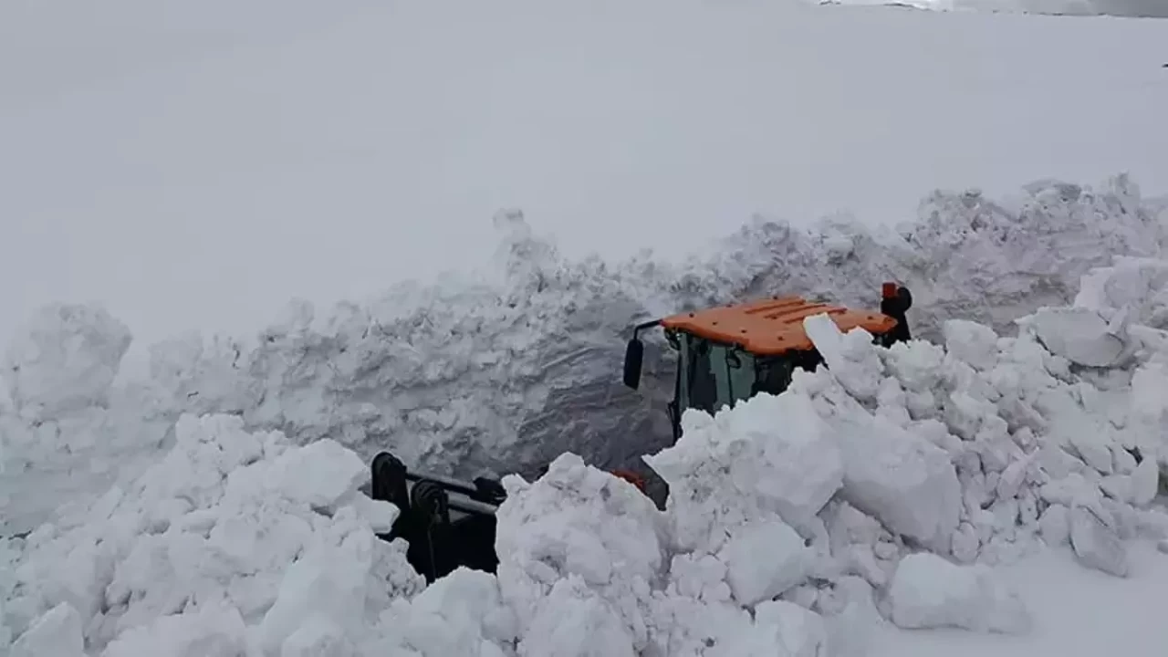 Nisan ayında 4 metre kar! İş makineleri kara gömüldü