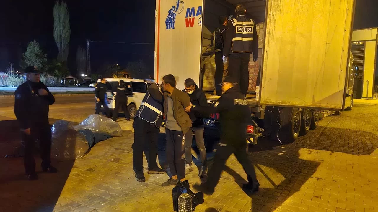 Tokat'ta İran plakalı tır durduruldu, içinden 18 düzensiz göçmen çıktı!