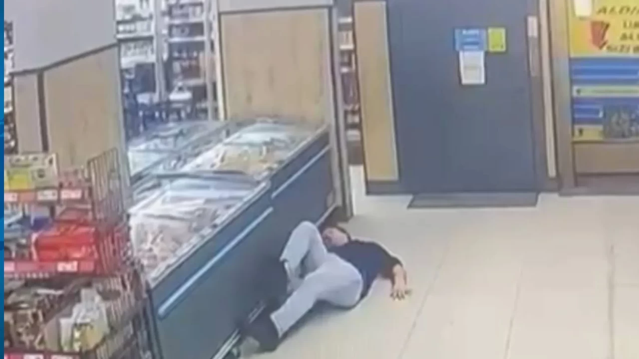 Zincir markette yumruklu saldırı: Çalışan başını dondurucuya çarparak yere yığıldı