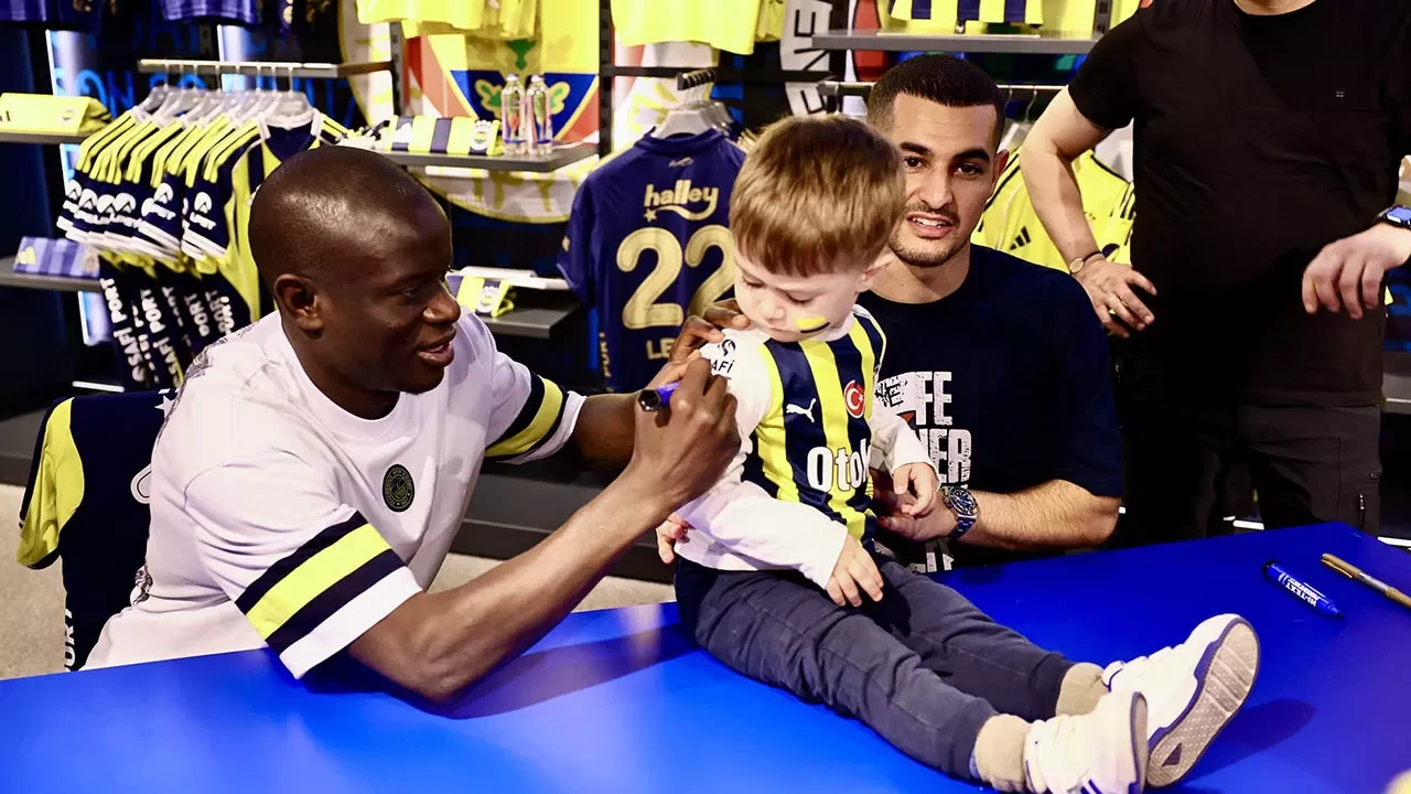 Fenerbahçe'nin yıldızları imza gününde taraftarlarla buluştu