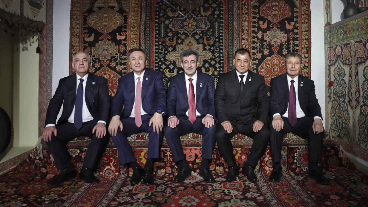 Cevdet Yılmaz, Azerbaycan Milli Halı Müzesi'ni ziyaret etti