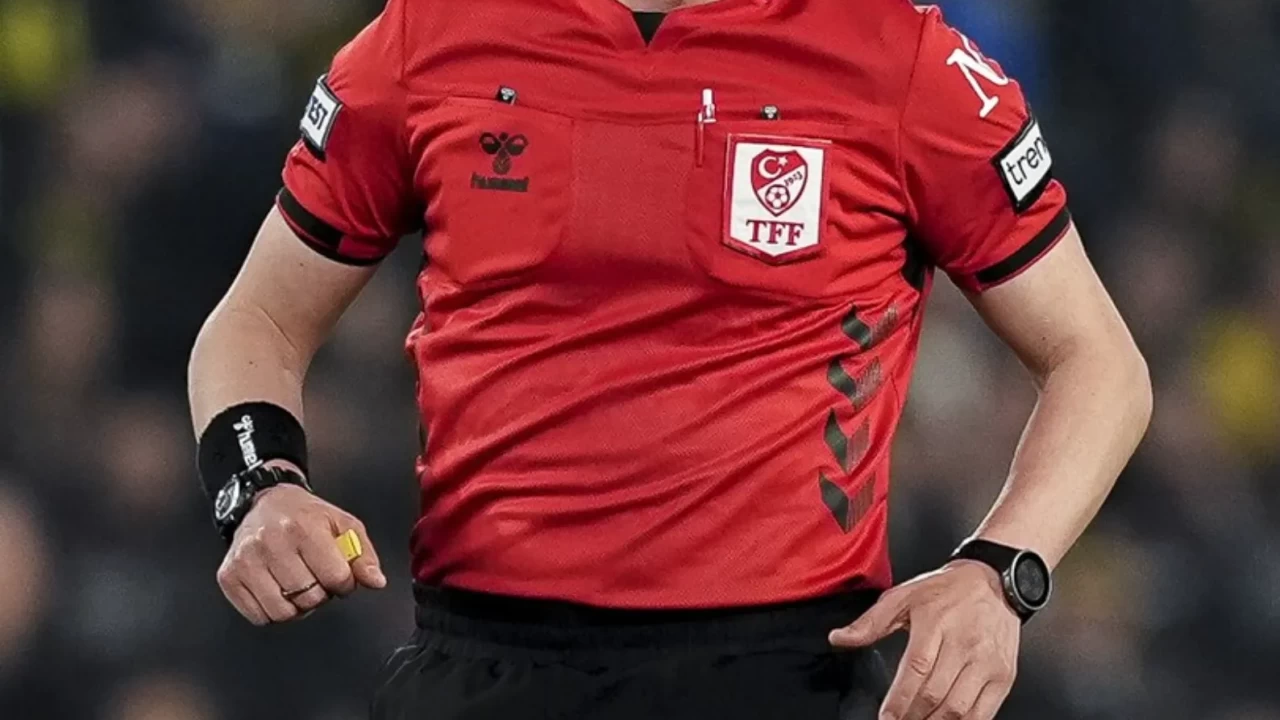 SÜPER LİG 30. HAFTA HAKEMLERİ BELLİ OLDU! Fenerbahçe, Galatasaray, Beşiktaş ve Trabzonspor maçlarını kim yönetecek? İşte haftanın hakem listesi