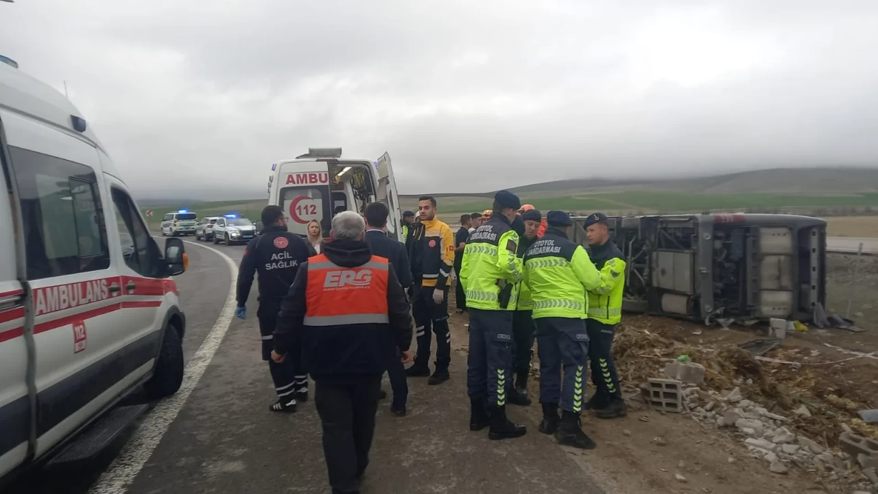 Ankara-Niğde otoyolunda feci kaza: Tur otobüsü şarampole devrildi!