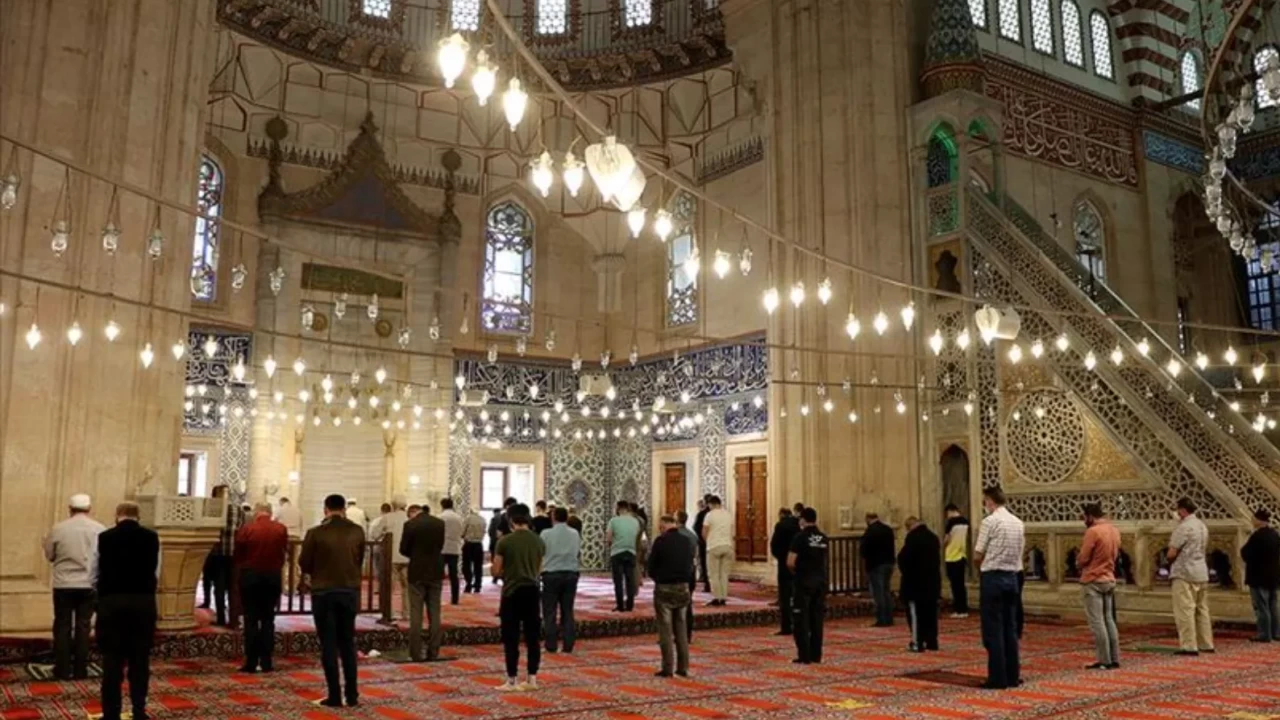 Bugün Cuma Namazı kaçta? 24 Nisan 2026 İstanbul, Ankara, İzmir il il ezan vakitleri!