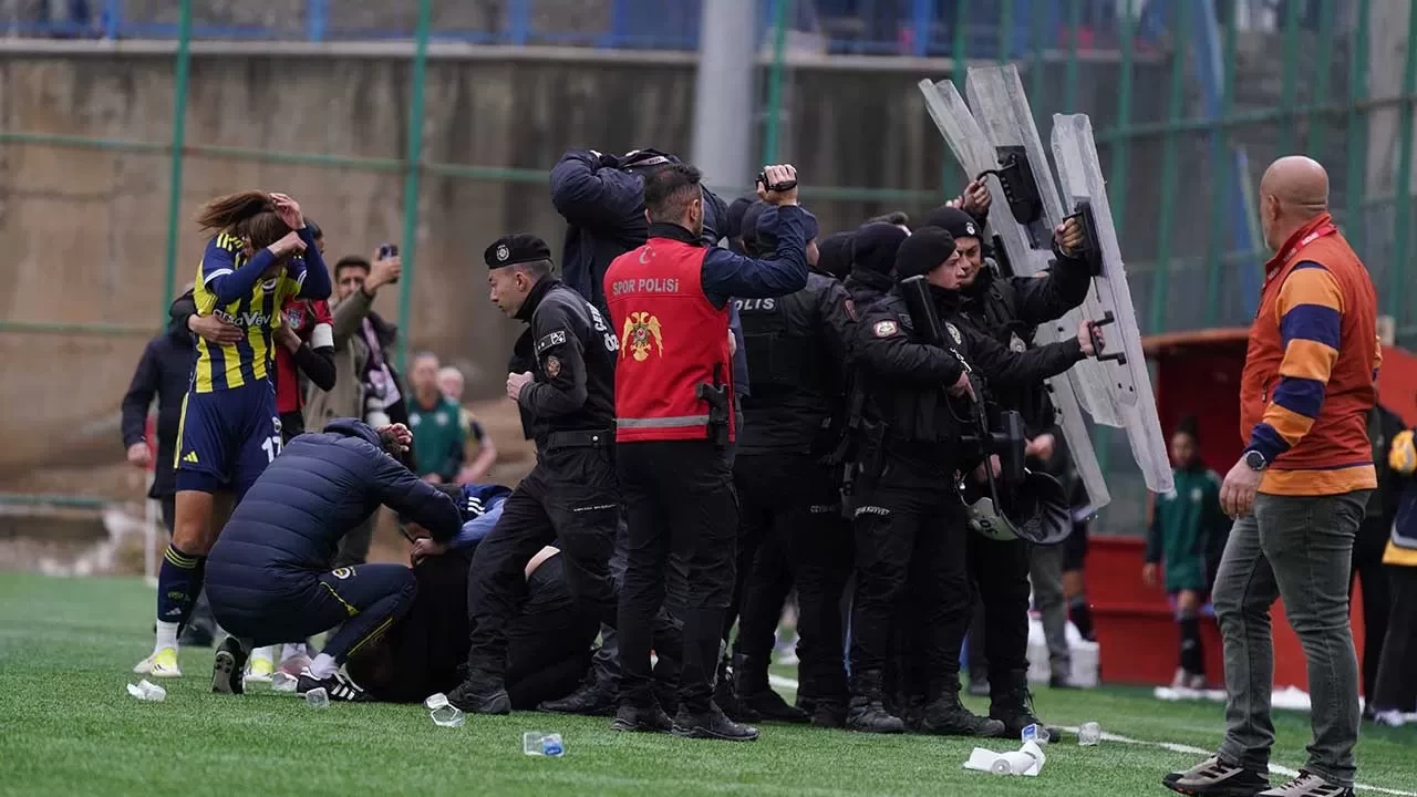 Fenerbahçe'den resmi açıklama: Yüksekova ile oynanan maçta yaşananlar kabul edilemez