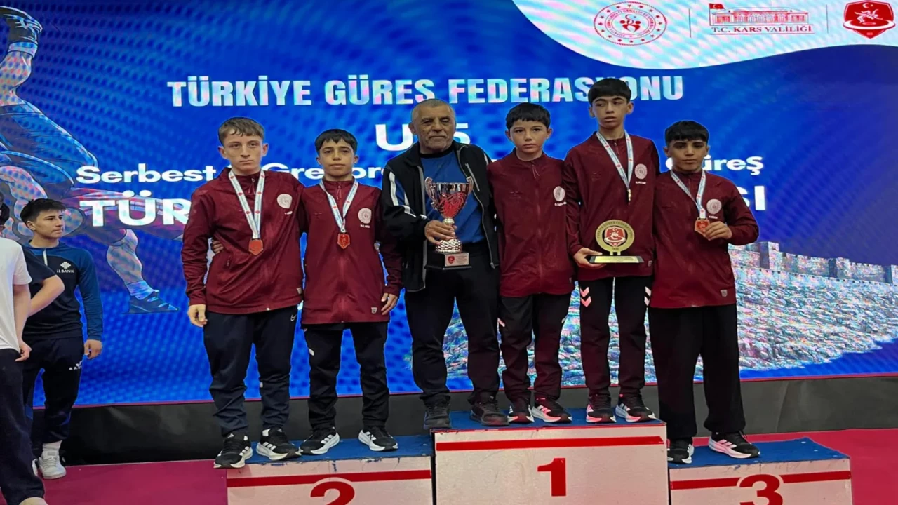 Minderin genç yıldızları :U15 Grekoromen güreşçileri Türkiye ikincisi oldu!
