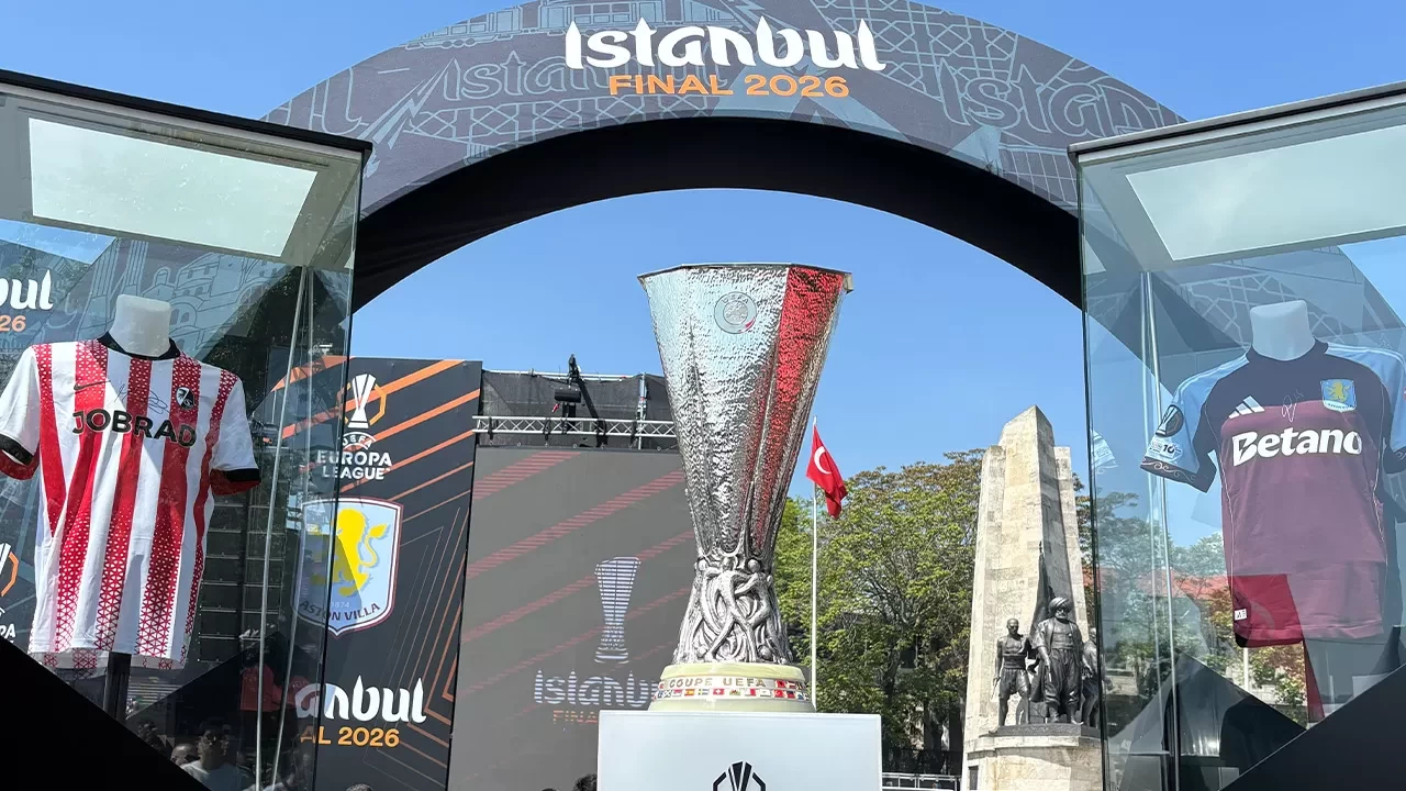 İlhan Mansız UEFA Avrupa Ligi kupasını Beşiktaş Meydanı’na getirdi