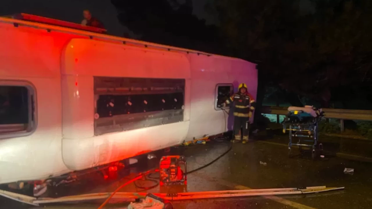 Balıkesir'de feci kaza! Yolcu otobüsü devrildi: 3 ölü, 31 yaralı