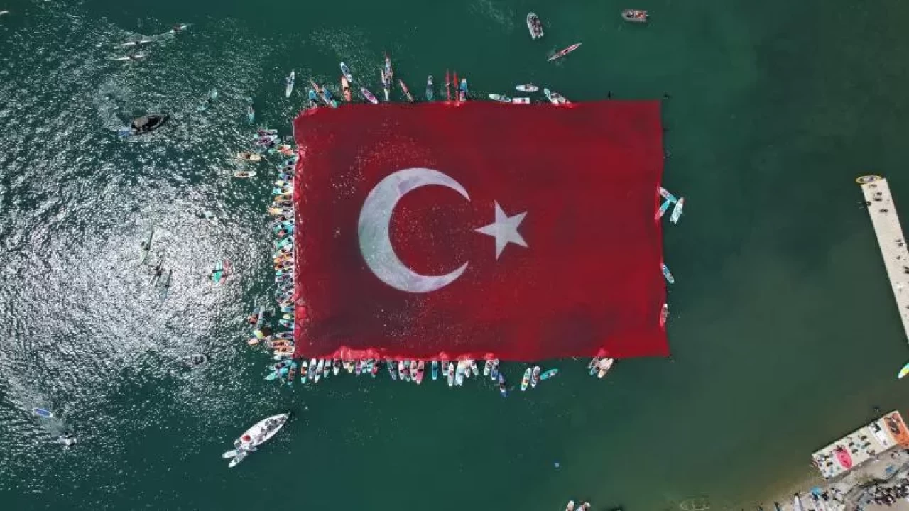 Sapanca Gölü'nde 1923 metrekarelik Türk bayrağı