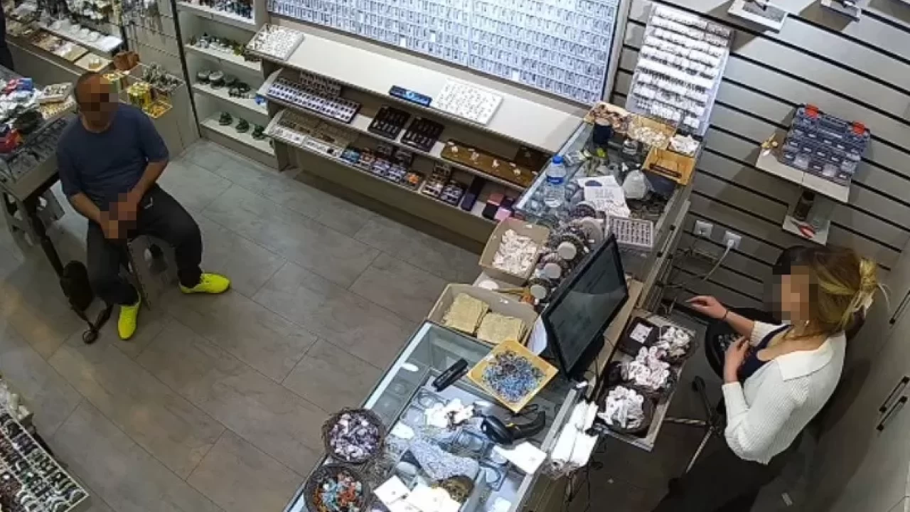 Mide bulandıran taciz! Dükkanına girdi, yaptıkları dehşete düşürdü