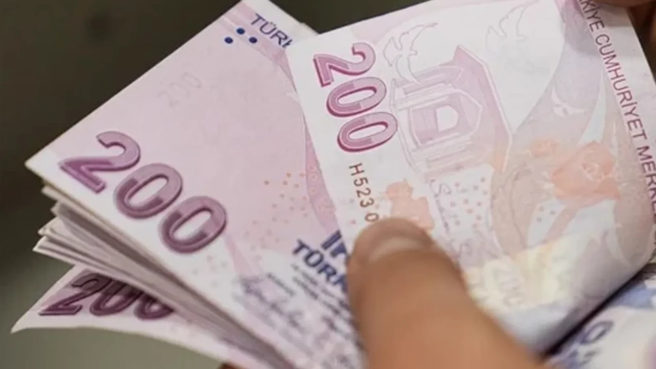 Öğretmen maaşlarından 2500 TL vergi kesintisi! Nisan ek ders vergisi maaşları nasıl etkileyecek?