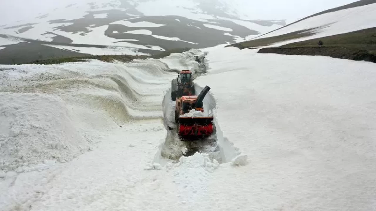 Kars’ta karla mücadele: 7 metreyi bulan karda yol açma seferberliği