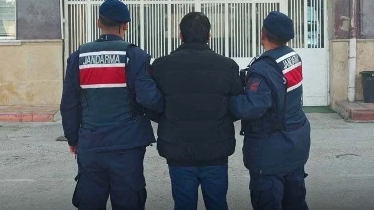 Jandarmadan kaçacaklarını sandılar! Öyle bir yere uyuşturucu saklamışlar ki...Kıskıvrak yakalandılar