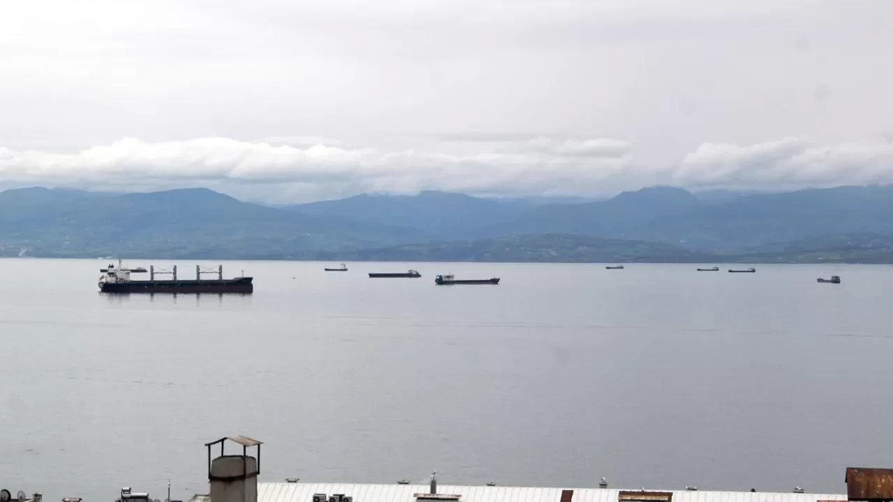 Karadeniz’de fırtına alarmı: Yük gemileri limanlara sığındı