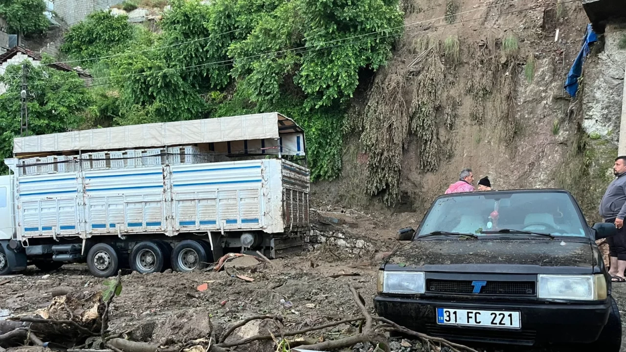 Hatay'da kabus gecesi! Şiddetli yağış heyelanı tetikledi, enkaz altından acı haber geldi