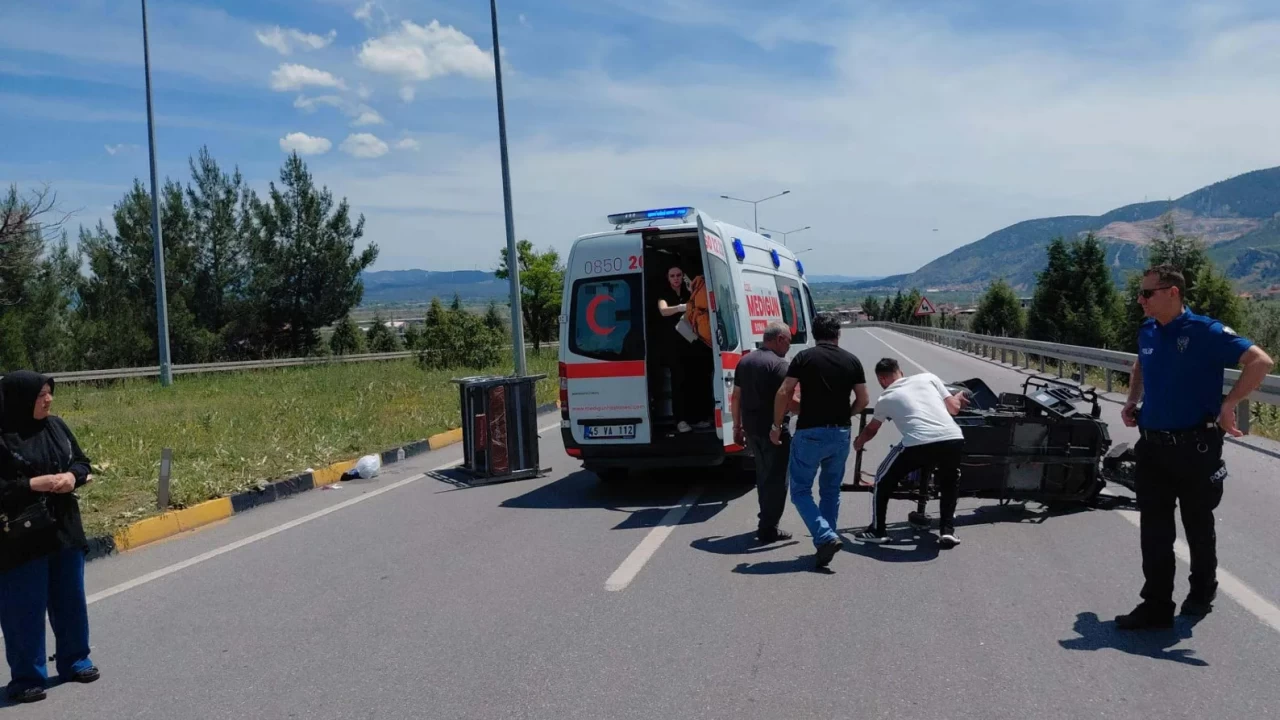 Manisa'da korkunç kaza! TIR elektrikli bisiklete çarptı: Ölü ve yaralılar var