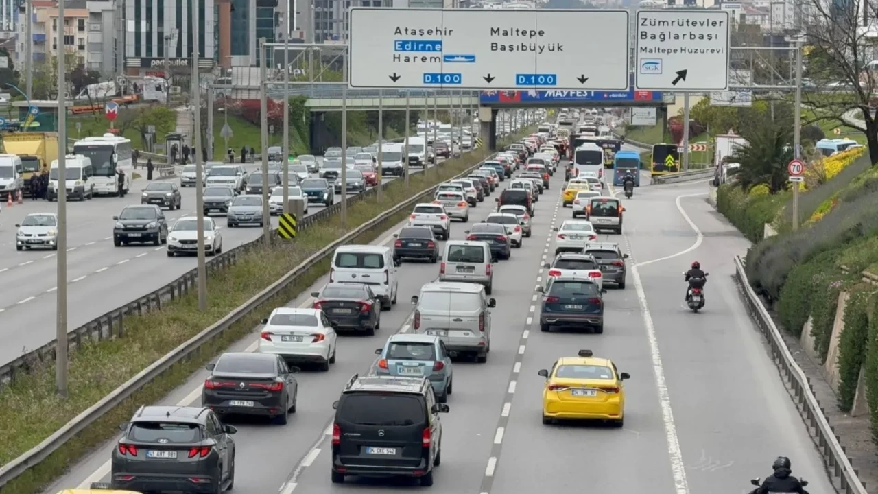 İstanbul'da haftanın ilk günü trafik felç! Anadolu Yakası kilitlendi, yoğunluk %80'e ulaştı!