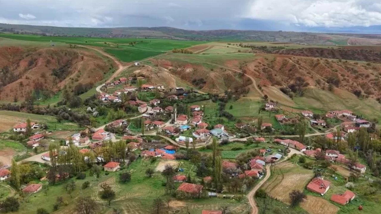 Heyelan köyü tehdit ediyor, vatandaş tedirgin! 9 yapı zarar gördü