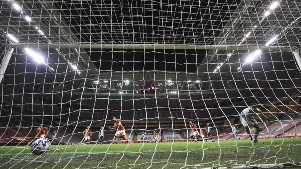 CANLI MAÇ İZLE! 3 Mayıs 2026 Pazar Süper Lig ve Avrupa dev derbileri hangi kanalda, saat kaçta? İşte şifresiz canlı yayın linkleri!