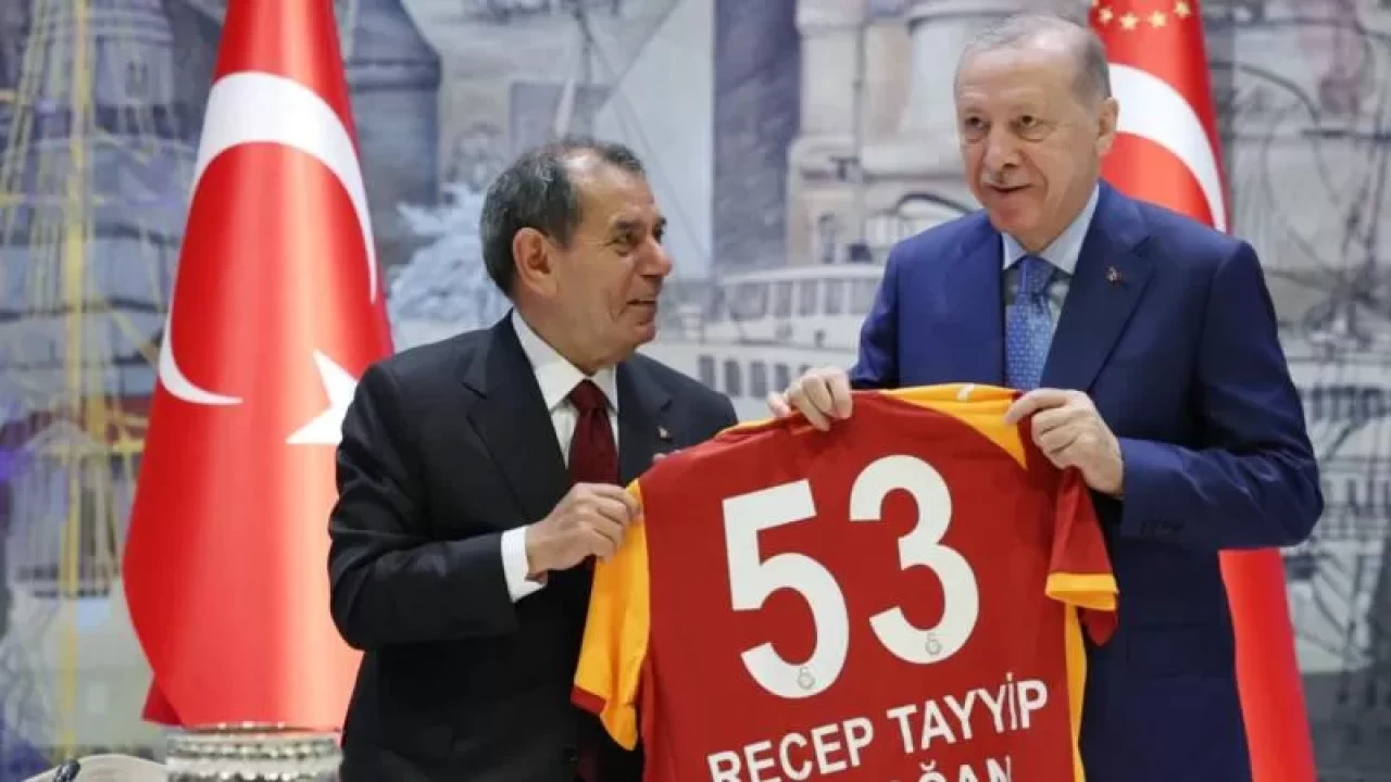 Cumhurbaşkanı Erdoğan, Galatasaray'ı kabul etti! Dursun Özbek’ten Erdoğan’a anlamlı hediye