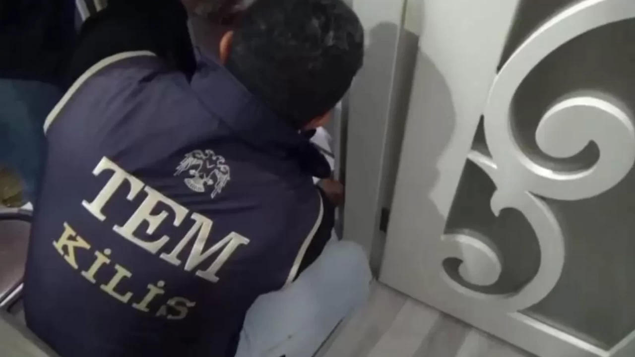 Firari FETÖ'cü banyodaki gizli bölmede yakalandı!