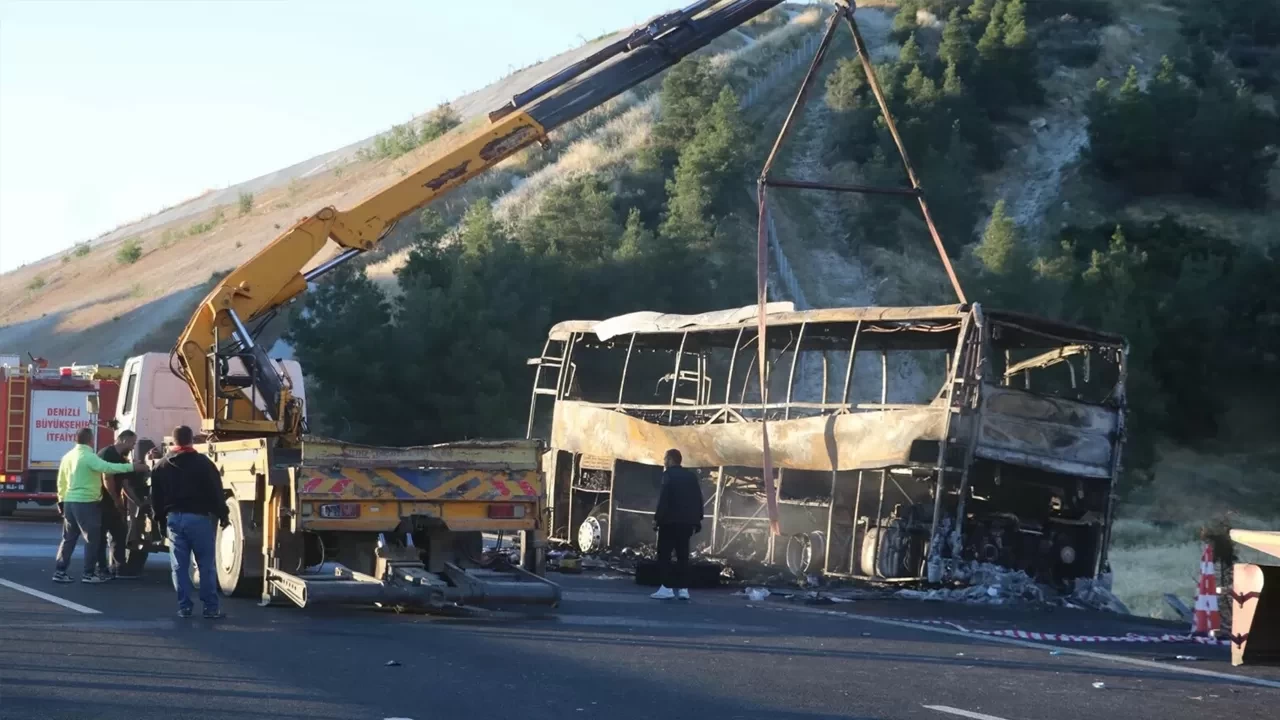 Denizli’de otobüs faciası: Biri bebek 8 kişi hayatını kaybetti!