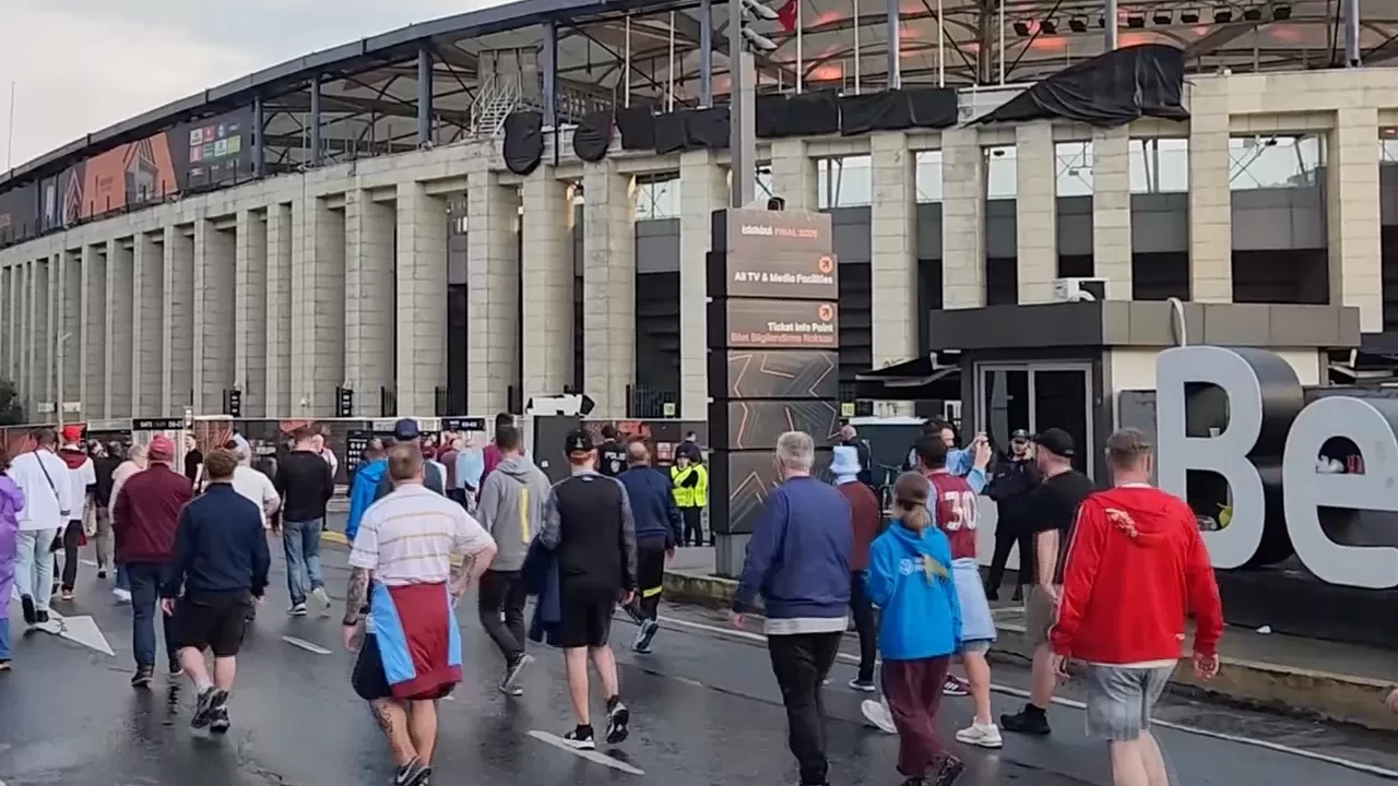 UEFA Avrupa Ligi finali öncesi Aston Villa ve Freiburg taraftarları Beşiktaş Park’a akın etti