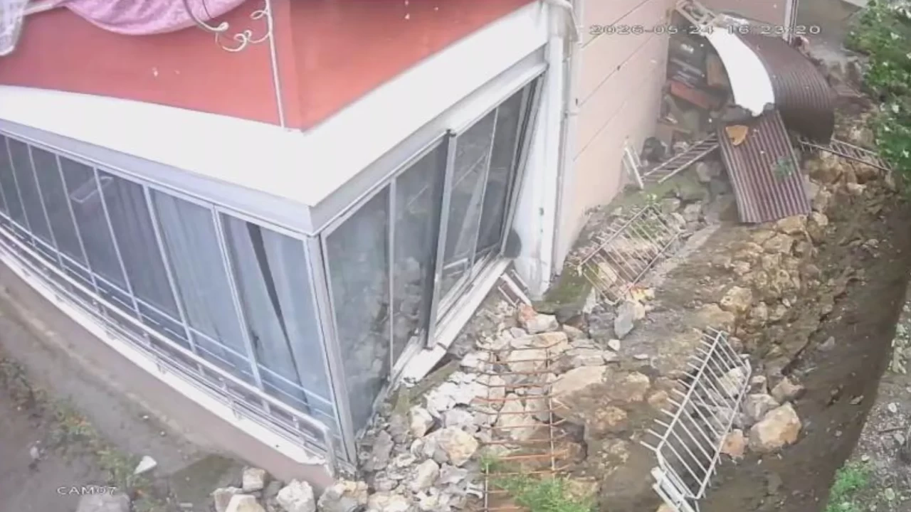 Amasya'da korkutan çöküş: Sağanak sonrası istinat duvarı yerle bir oldu!