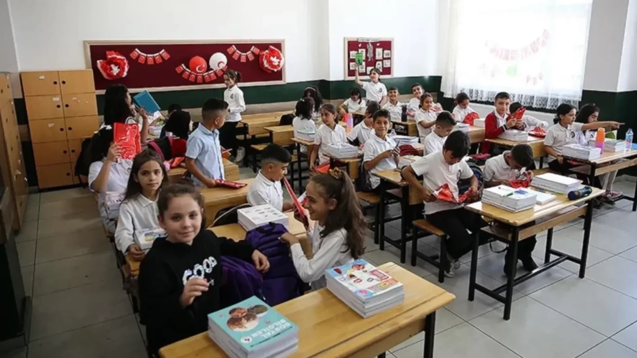 Yarın okullar tatil mi, hangi illerde, kaç gün? Valilikten açıklama geldi 4 Mayıs okulları tatil olan iller ve ilçeler