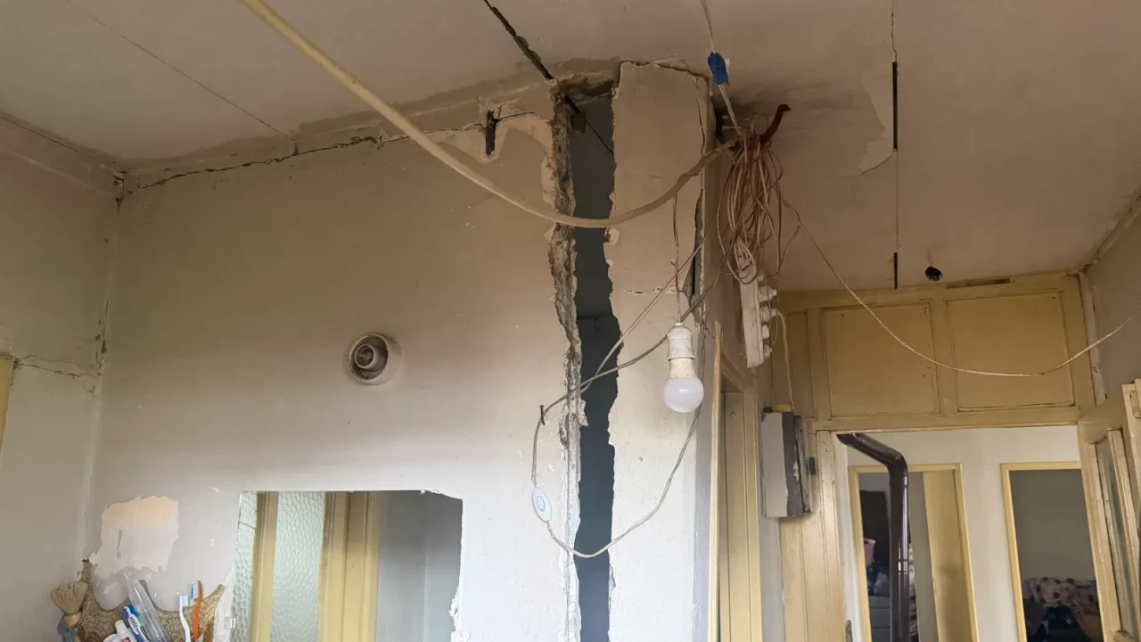 Malatya'da korku dolu anlar: Anne kızını enkaz altında kalmaktan son saniyede kurtardı