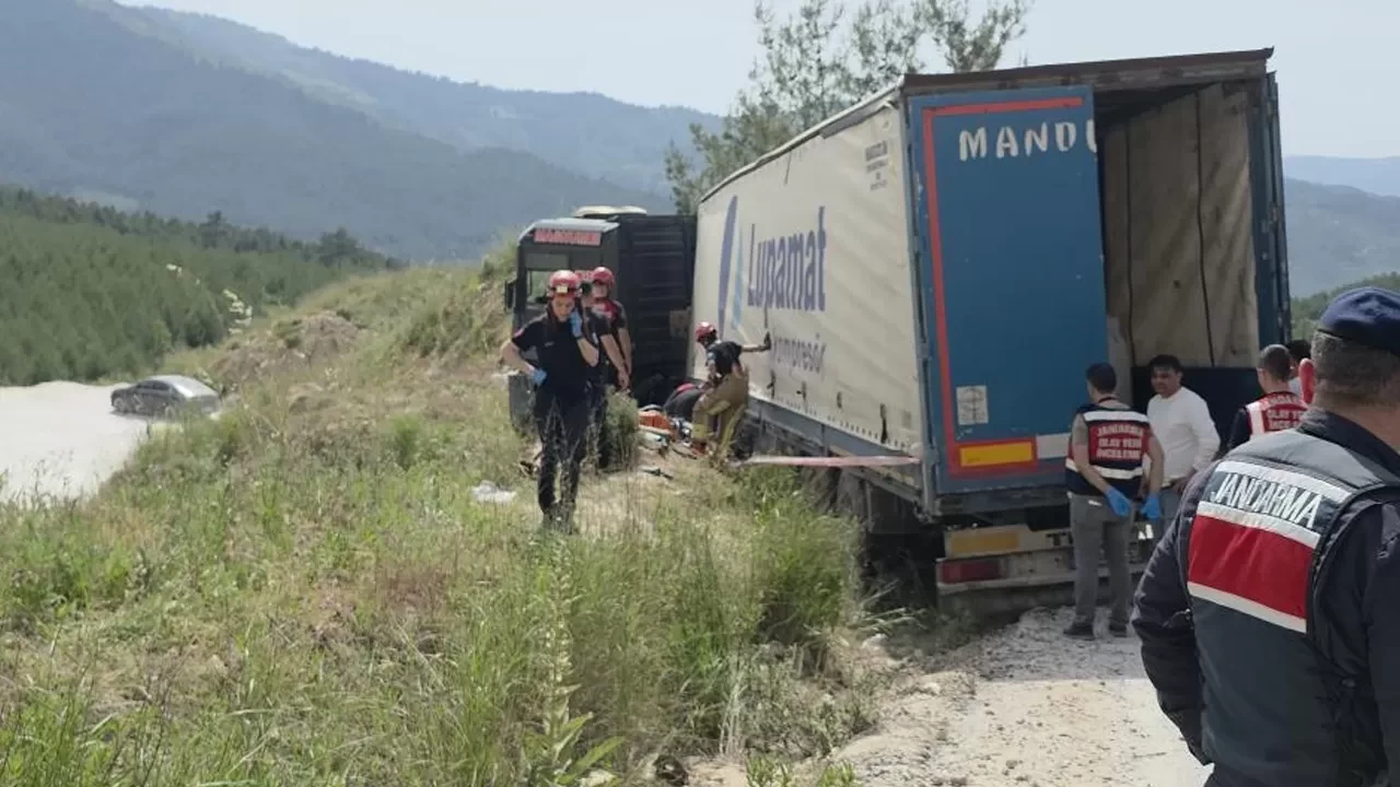 İzmir’de feci kaza: Devrilen tırın altında kalan sürücü hayatını kaybetti
