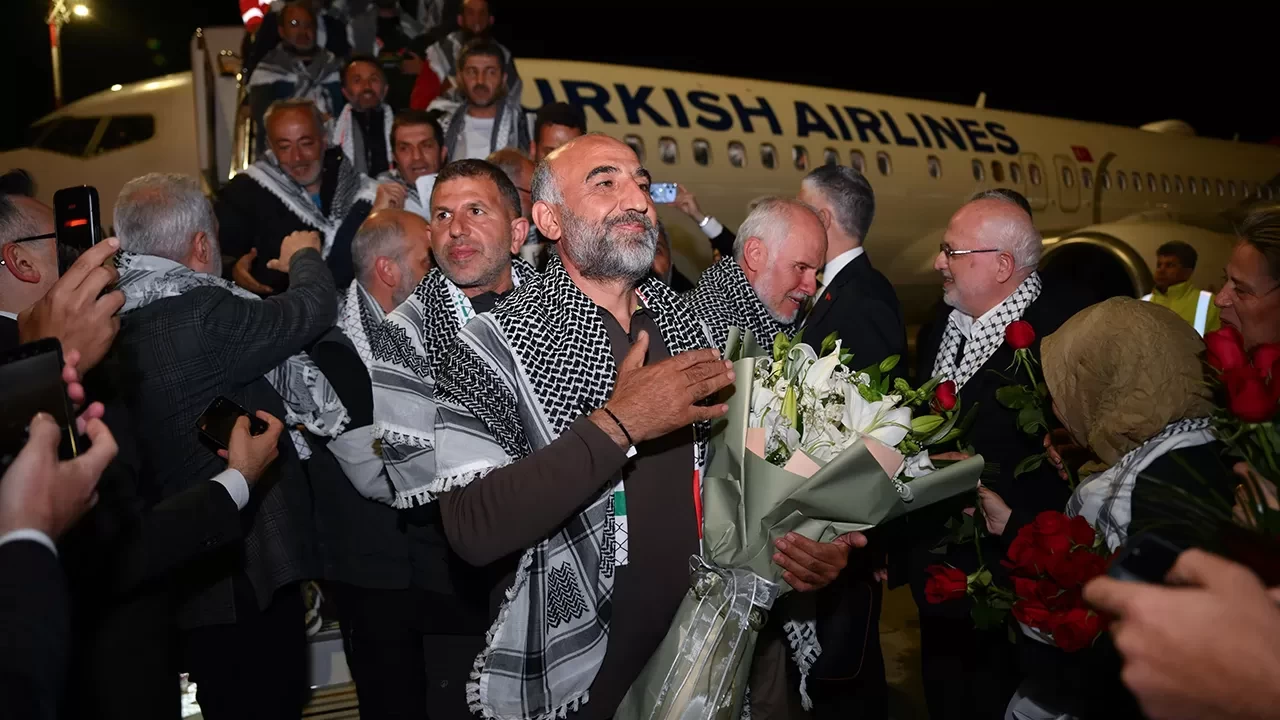 İsrail'in alıkoyduğu 59 aktivist, Türkiye'ye geldi! Havalimanında dehşet anlarını anlattılar