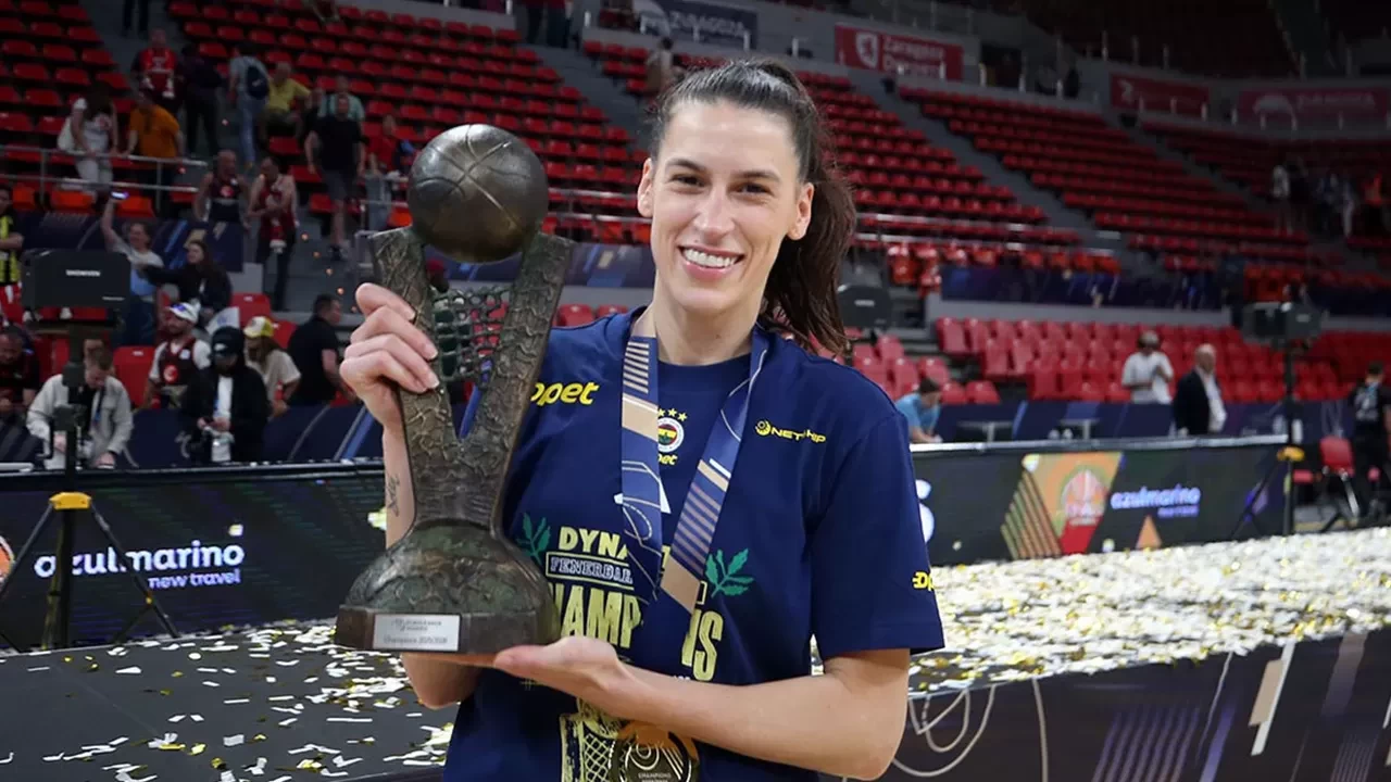 Fenerbahçe Kadın Basketbol Takımı'ndan Sevgi Uzun'a veda