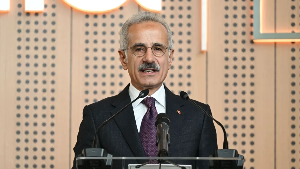 Bakan Uraloğlu rakamları paylaştı: Türkiye havacılıkta dünyanın zirvesine koşuyor! İşte 2026 yılı yolcu hedefleri!