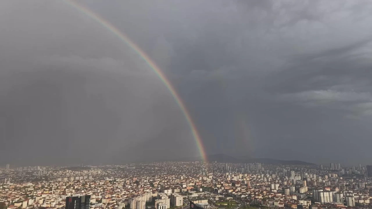 İstanbul'da yağışın ardından gökkuşağı sürprizi