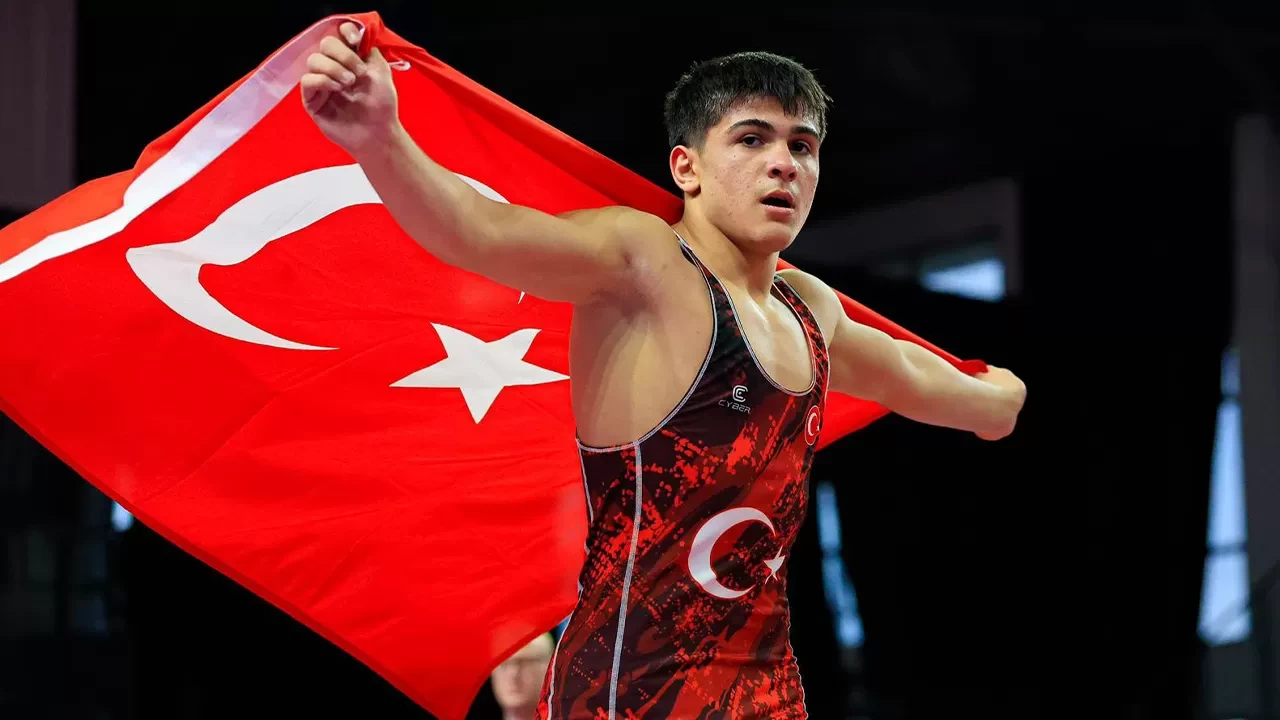 Genç milli güreşçilerden Bulgaristan'da büyük başarı: Grekoromende madalya yağmuru
