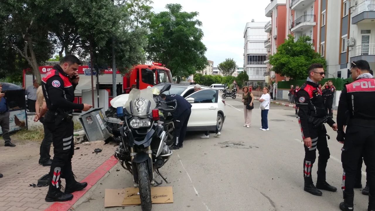 Antalya'da görev başındaki polislerin kaza anı kamerada: İhbar yolunda canlarını ortaya koydular