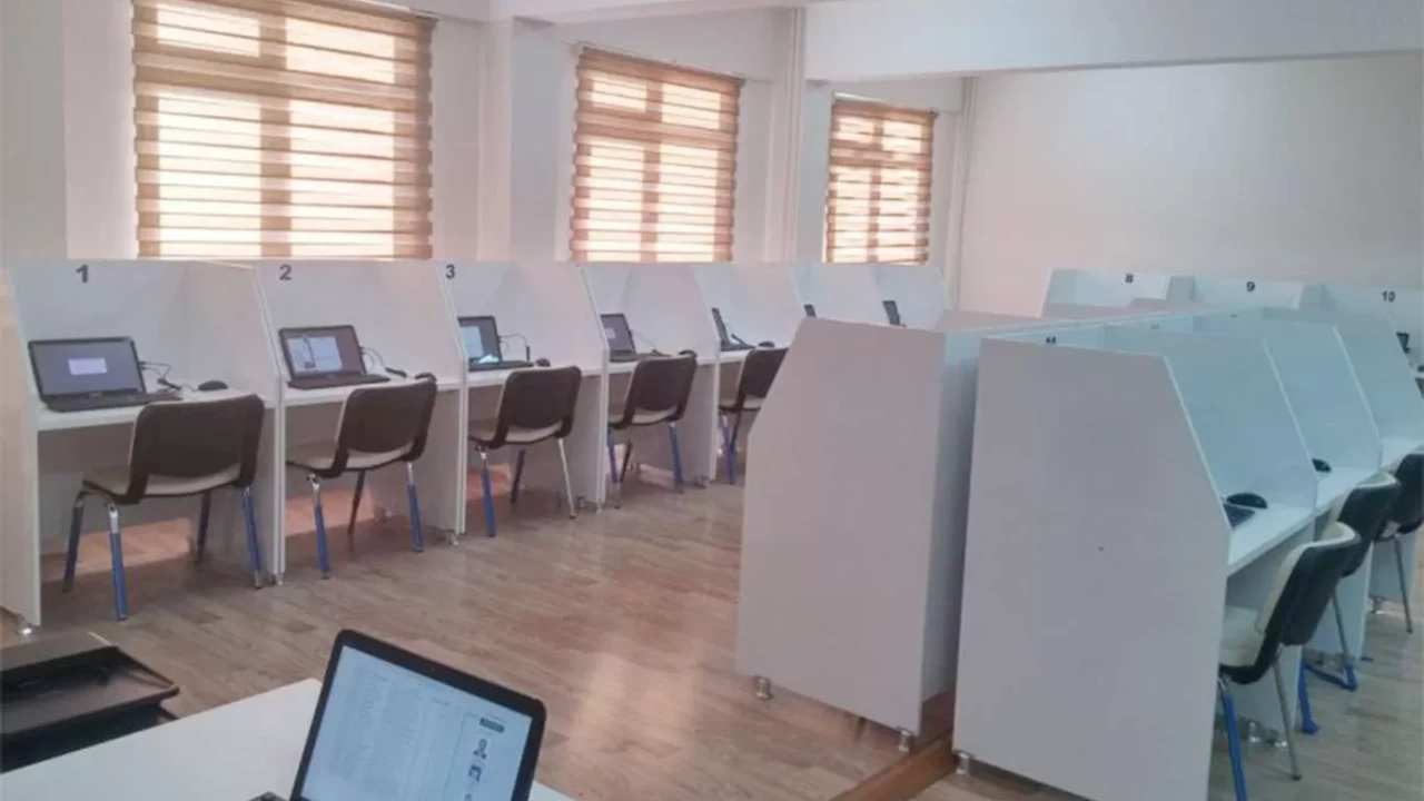 Sınavlarda kağıt kalem devri kapanıyor! Bakanlık duyurdu: İşte 81 ilde dijital ortama taşınan sınavlar