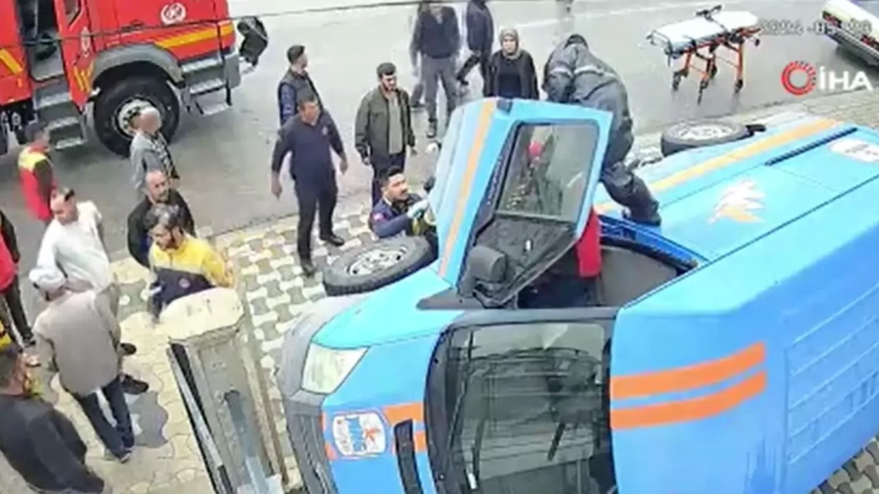 Kargo minibüsü otomobili ezdi! Karaman'daki akılalmaz kaza anı kameralarda