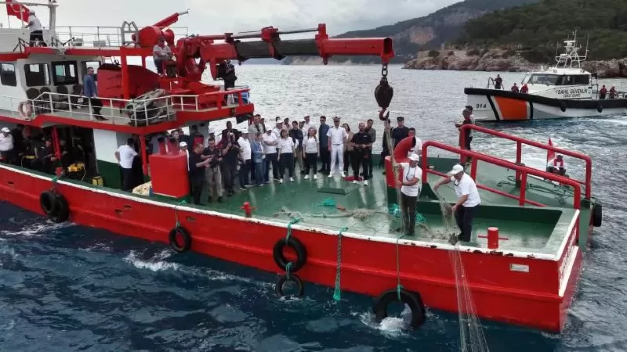 Antalya’da “katil ağ” operasyonu: Denizden 500 metrelik hayalet ağ çıkarıldı
