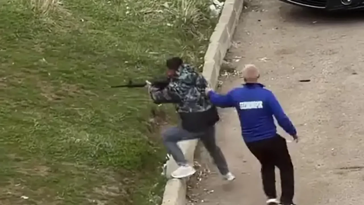 Sosyal medya hesabı açan eşine silahlı saldırı! Evini kurşun yağmuruna tuttu