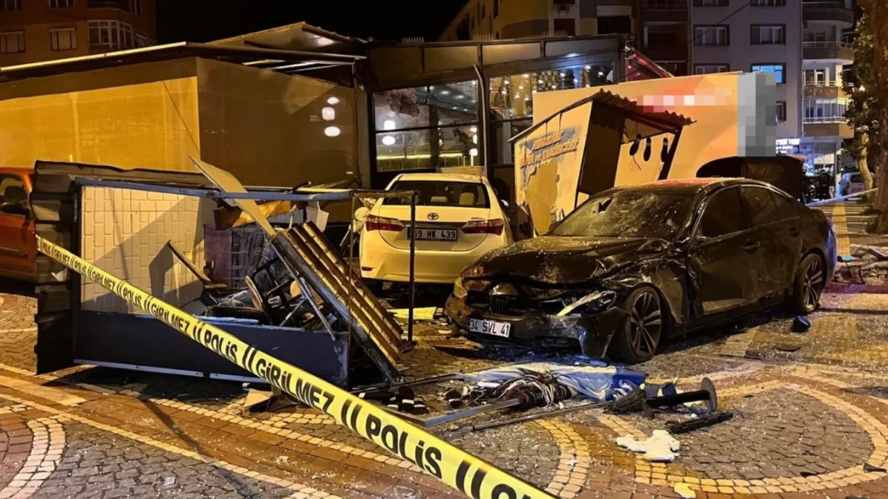 Tekirdağ'da korkunç kaza! Kaldırıma çıkıp otobüs durağına daldı: Yaralılar var!