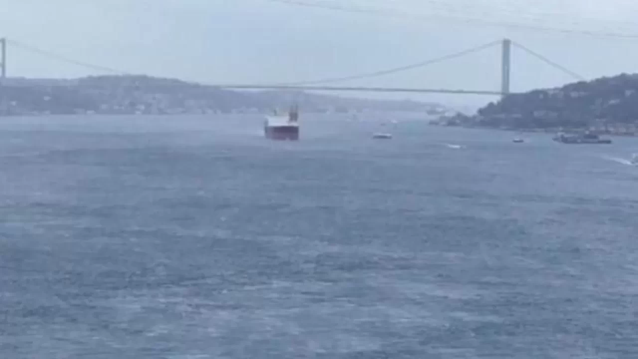 İstanbul Boğazı'nda tehlikeli anlar! Gemi arıza yaptı, çift yönlü trafik durduruldu
