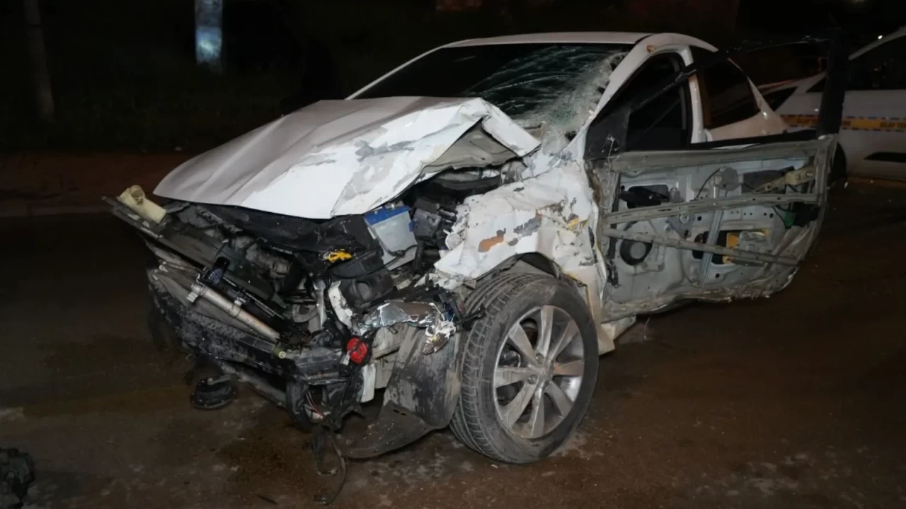 Kırıkkale’de gece yarısı dehşeti! Kontrolden çıkan otomobil çekiciye ok gibi saplandı: Genç sürücü Eda Taşkın kurtarılamadı!