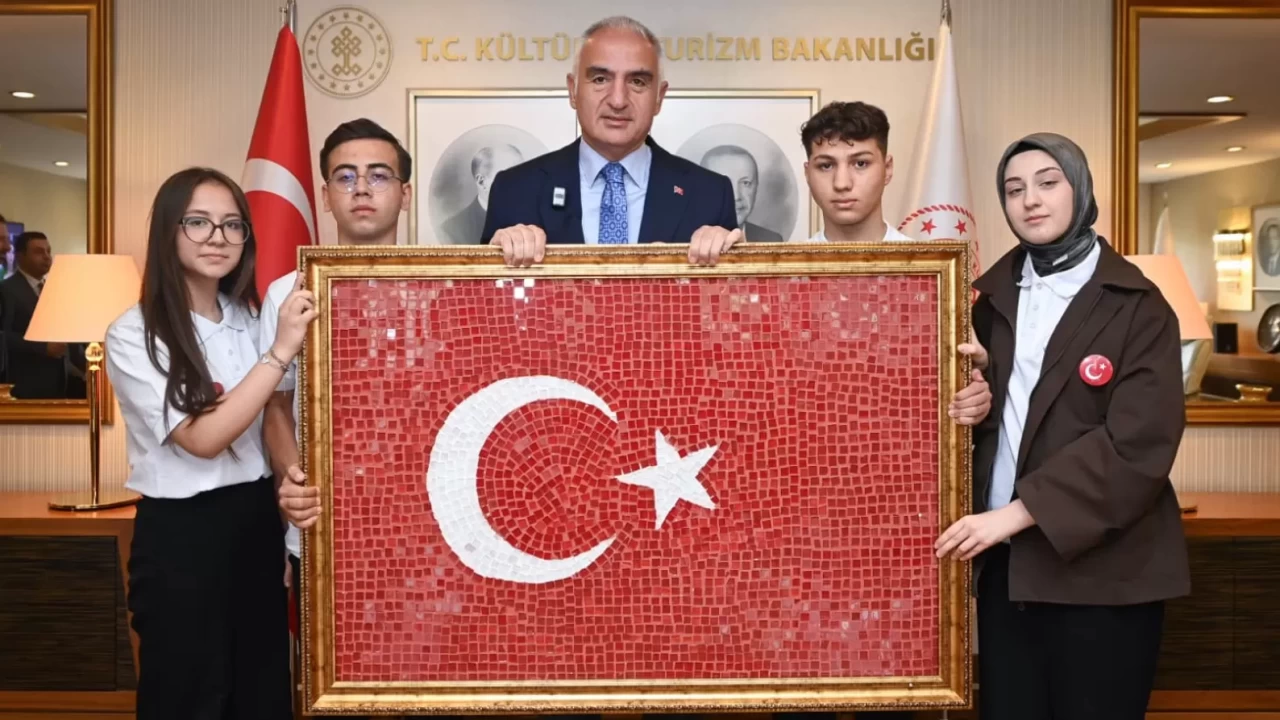 Genç sanatçılardan Bakan Ersoy'a anlamlı hediye!