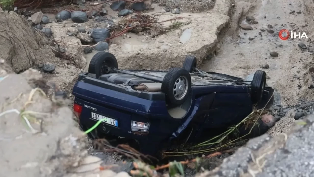 Hatay'da sağanak felaketi! Yol çöktü, otomobil enkazda kaldı: 1 ölü