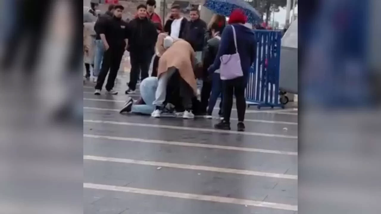 Kadınlardan engelli satıcıya meydan dayağı! Tekme tokat saldırdılar